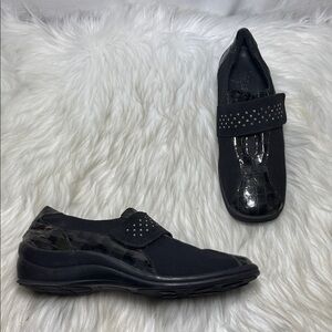 Helle Comfort Black Tornado Embossed Svarokozy Studded Flats Sz 39/9